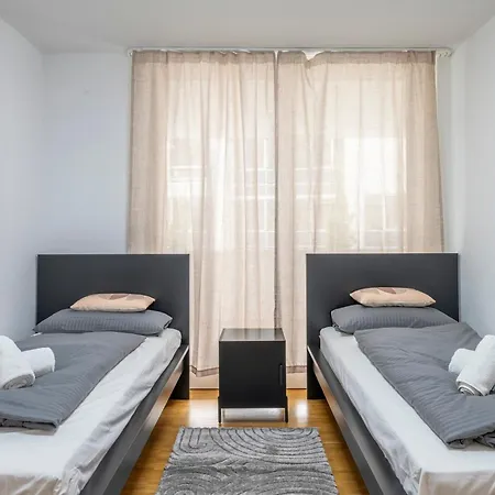 Exquis 2br Design Louis I Parking I Balcony I Mercedes-benz I Family-friendly