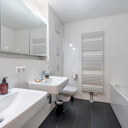 Exquis 2br Design Louis I Parking I Balcony I Mercedes-benz I Family-friendly Apartamento *