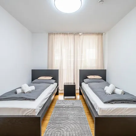 Exquis 2br Design Louis I Parking I Balcony I Mercedes-benz I Family-friendly *