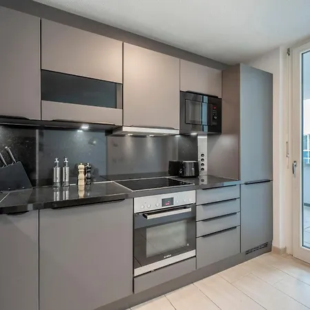 Exquis 2br Design Louis I Parking I Balcony I Mercedes-benz I Family-friendly